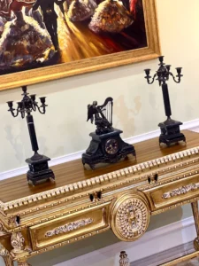 ساعت و شمعدان برنز و سنگ مدل فرشته زن چنگ (7)