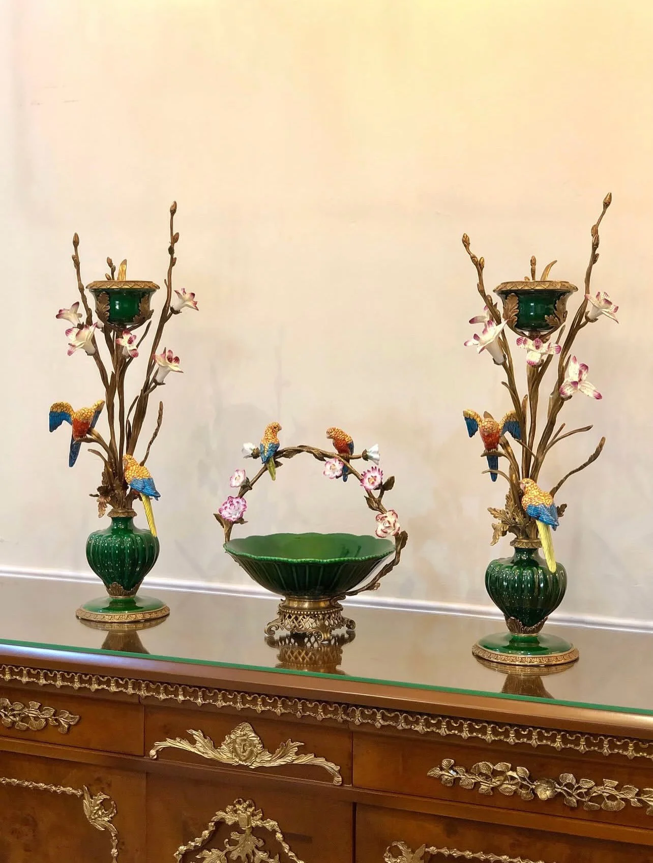 ست شمعدان و میوه خوری آنتیک برنزی (9) ست شمعدان و میوه خوری آنتیک برنزی (9)